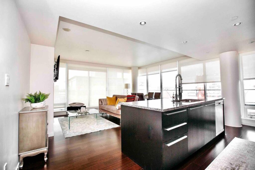 Victoria'S Best Location 2 Bedroom Luxe Condo エクステリア 写真