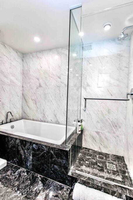 Victoria'S Best Location 2 Bedroom Luxe Condo エクステリア 写真