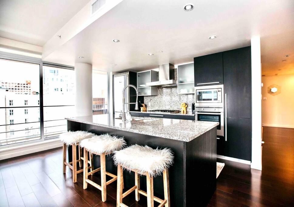 Victoria'S Best Location 2 Bedroom Luxe Condo エクステリア 写真
