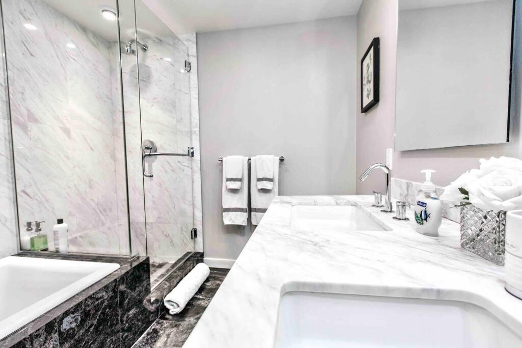 Victoria'S Best Location 2 Bedroom Luxe Condo エクステリア 写真
