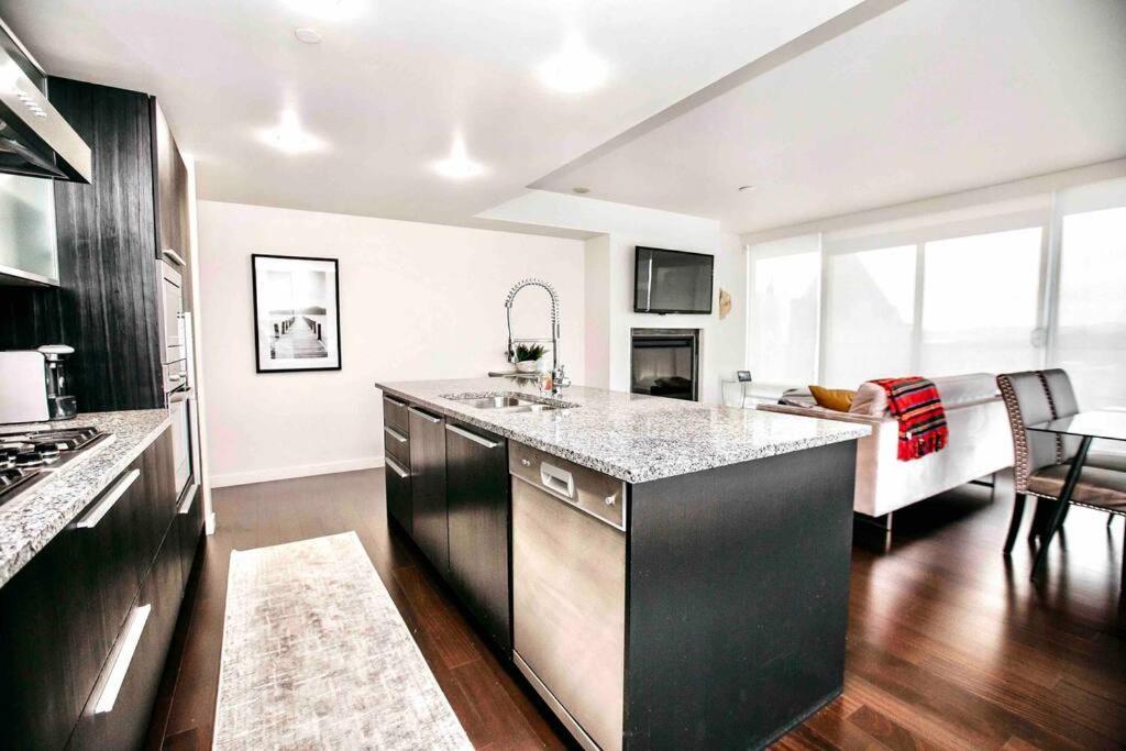 Victoria'S Best Location 2 Bedroom Luxe Condo エクステリア 写真